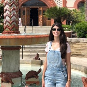 Meet your Posher, Camila